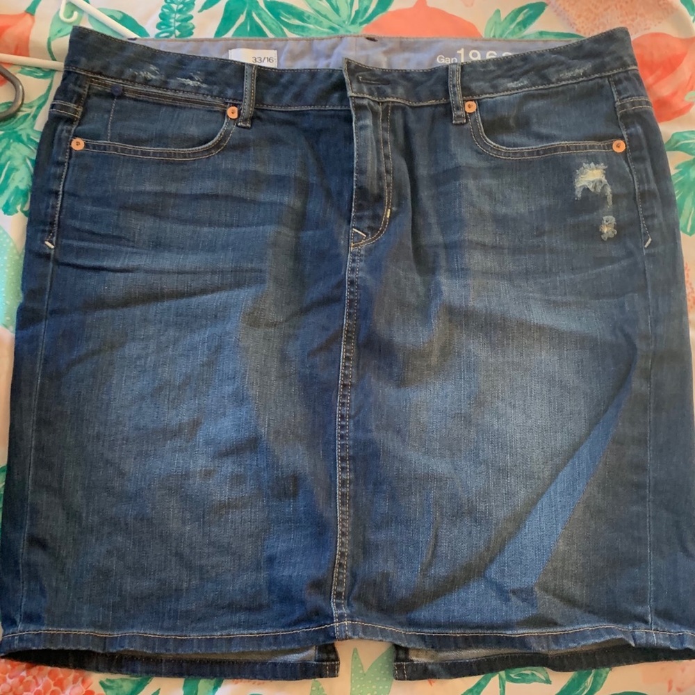Gap distressed jean skirt size 33/16